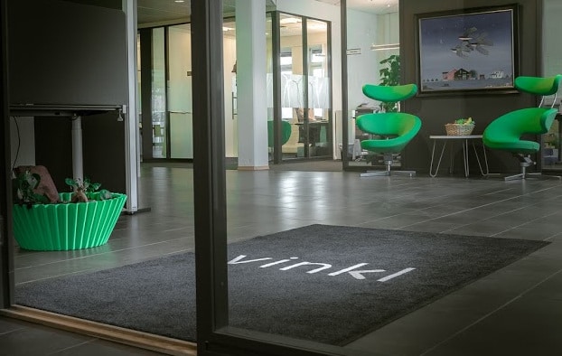 Logomatte i inngangsparti til bedrift